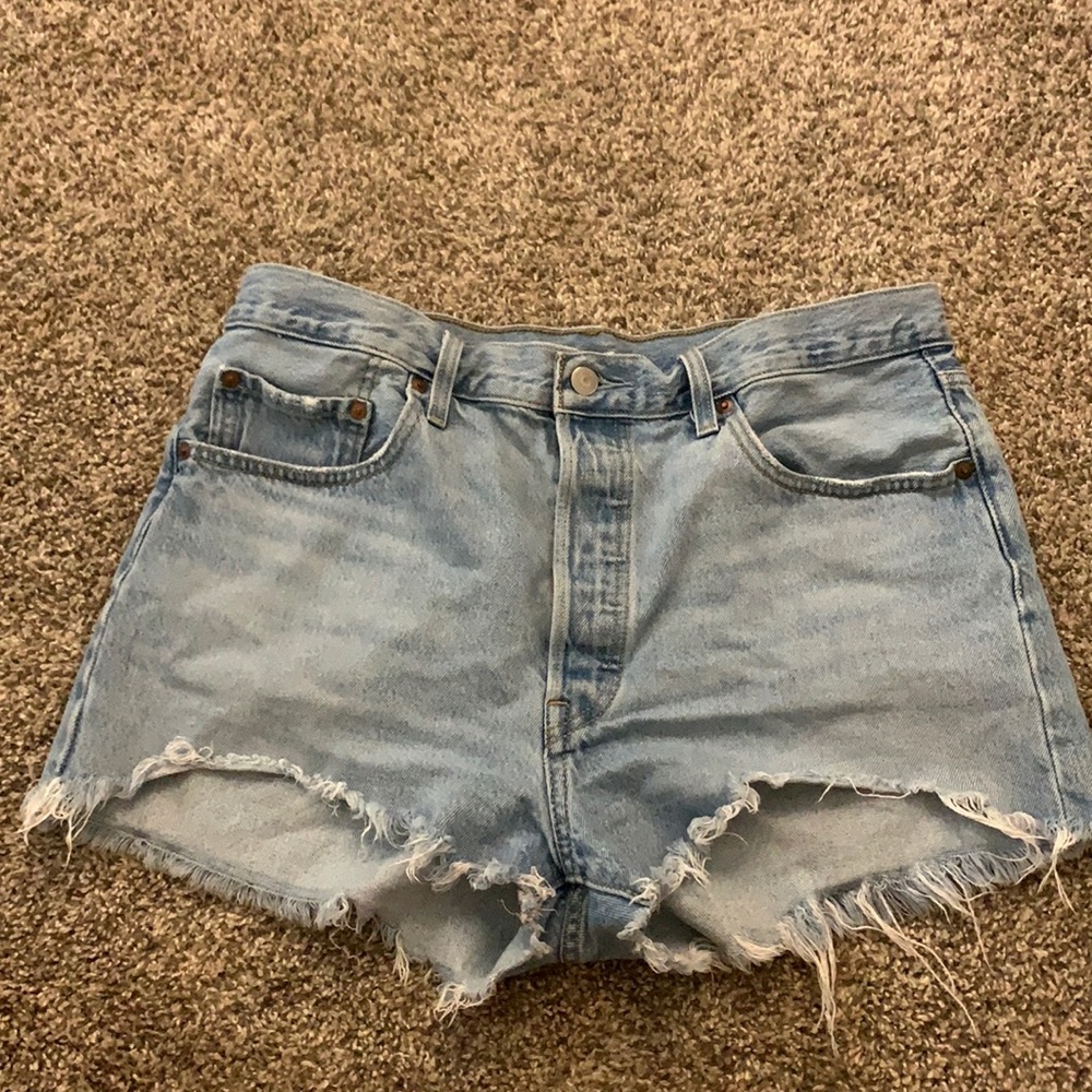 Levi high rise cut off shorts in size 32!